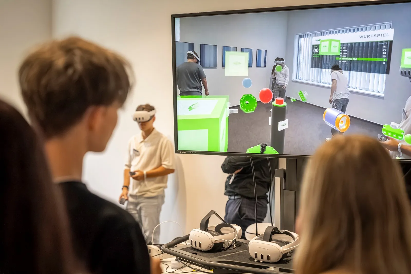Besucher probieren sich an Technik